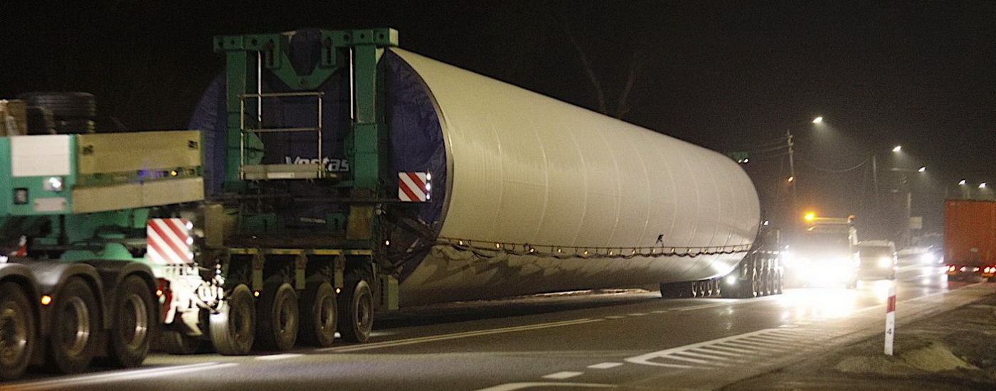 Transport ponadgabarytowy w trasie nocą